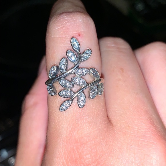 Pave diamond encrusted vine ring - Picture 2 of 3